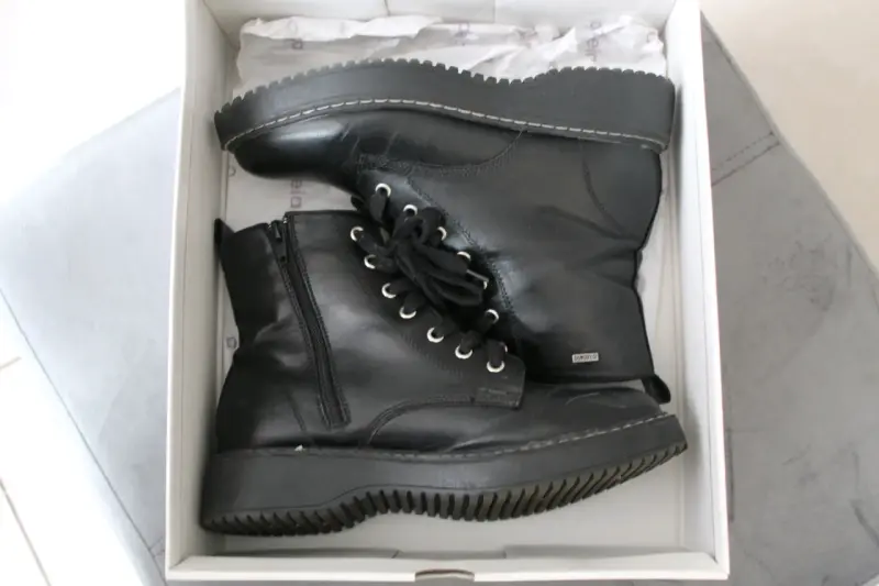 Botas negras de cuero con cordones - 4
