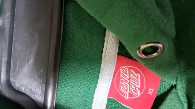 Polerón verde Santa Cruz con capucha - miniatura 5