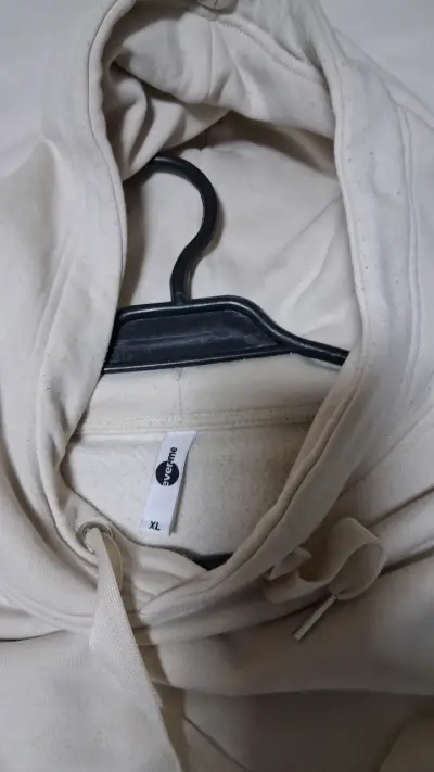 Polerón crema  con capucha unisex - miniatura 3