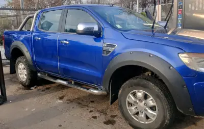 Camioneta Ford Ranger azul en buen estado - miniatura 1