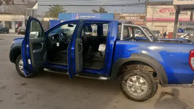 Camioneta Ford Ranger azul en buen estado - miniatura 2