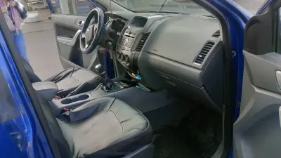 Camioneta Ford Ranger azul en buen estado - miniatura 4