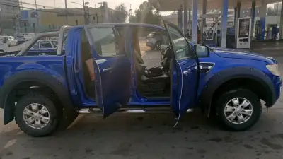 Camioneta Ford Ranger azul en buen estado - miniatura 5