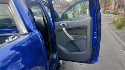Camioneta Ford Ranger azul en buen estado - miniatura 6