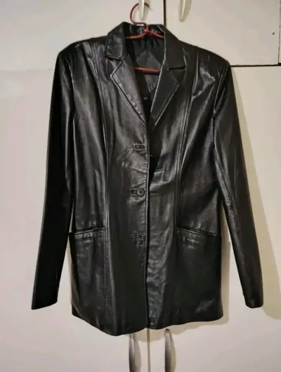 Chaqueta de cuero negra elegante - miniatura 1