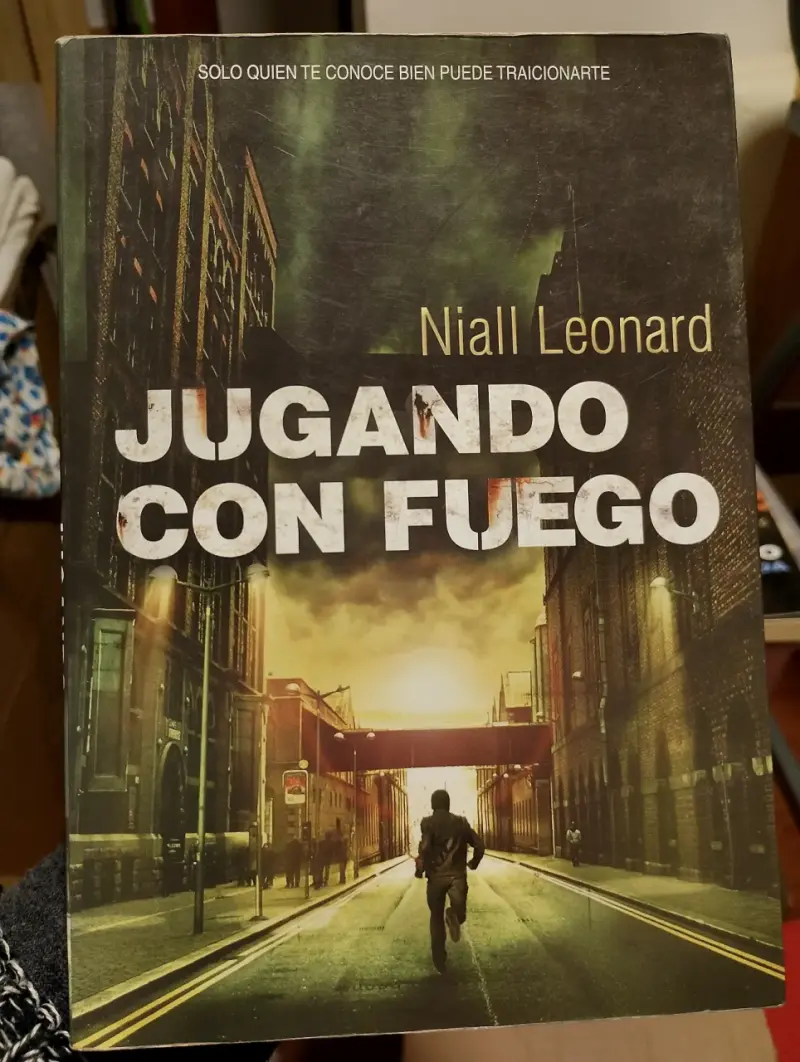 Libro 'Jugando con Fuego' de Niall Leonard - 1
