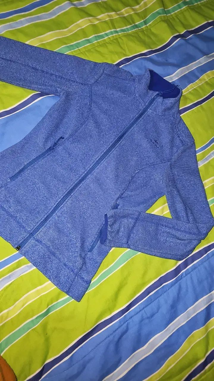 Chaqueta azul con cierre completo