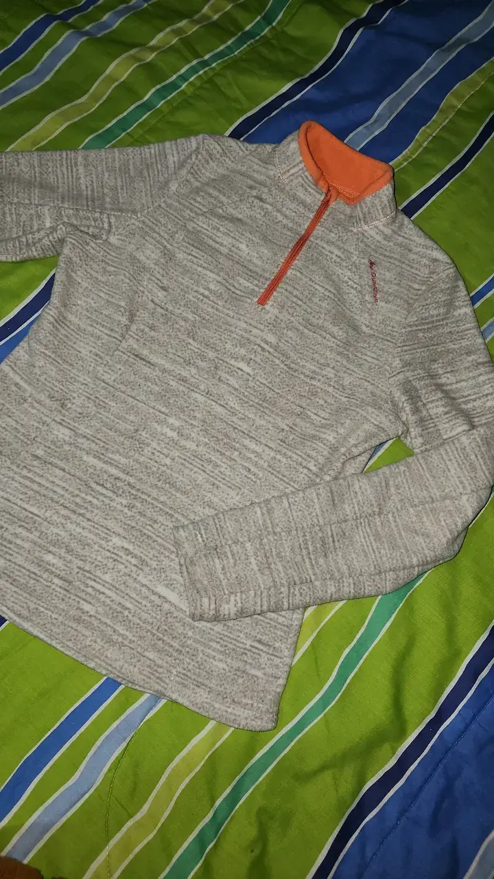Polerón Quechua gris con cierre naranja