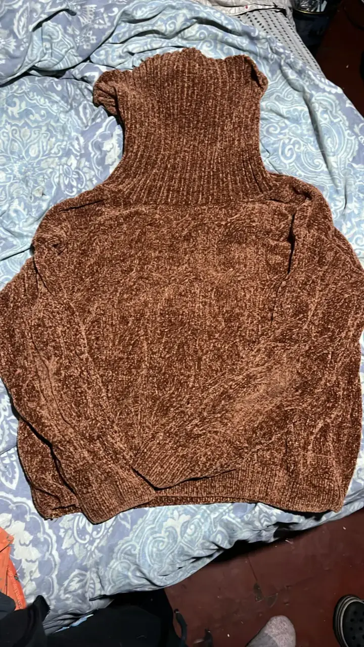 Suéter de chenilla marrón cuello alto - 1