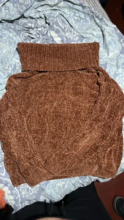Suéter de chenilla marrón cuello alto - miniatura 2