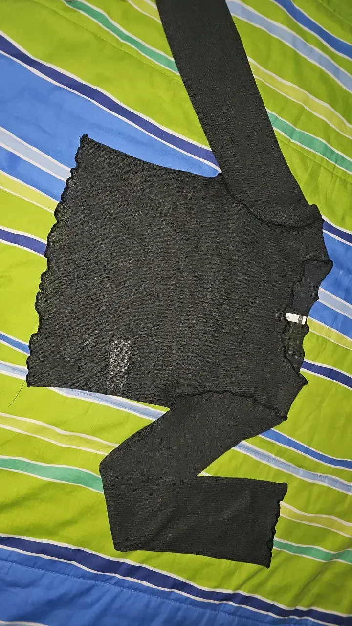 Polera negra de manga larga para mujer