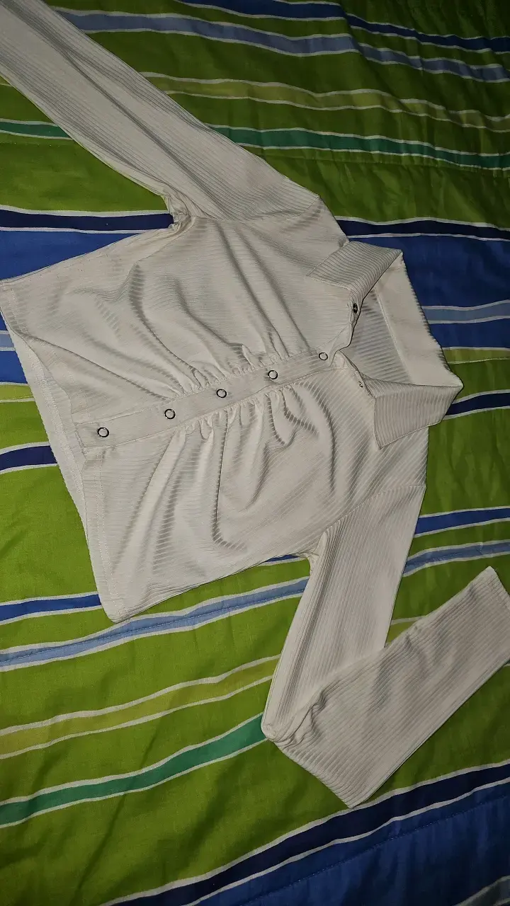 Blusa beige de manga larga con botones