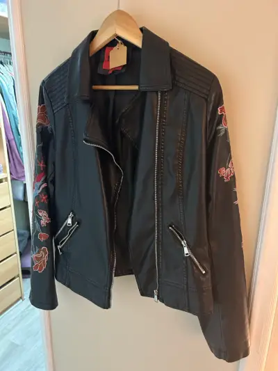 Chaqueta de cuero negra con bordados florales - miniatura 1