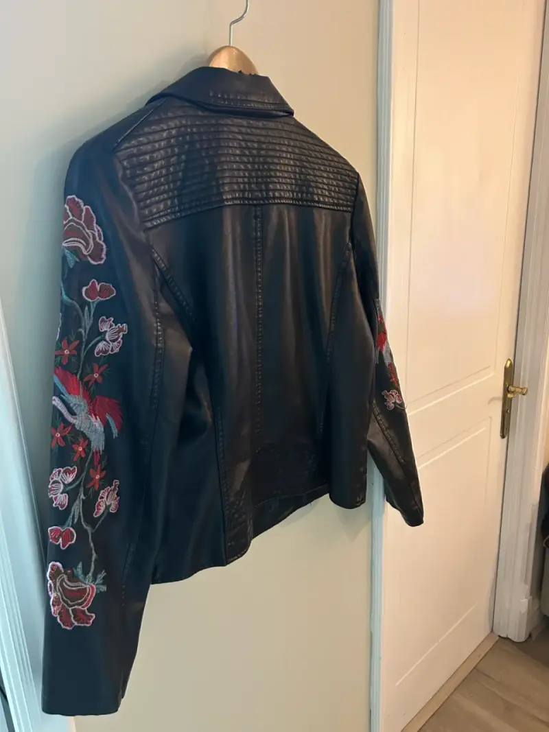 Chaqueta de cuero negra con bordados florales - 2