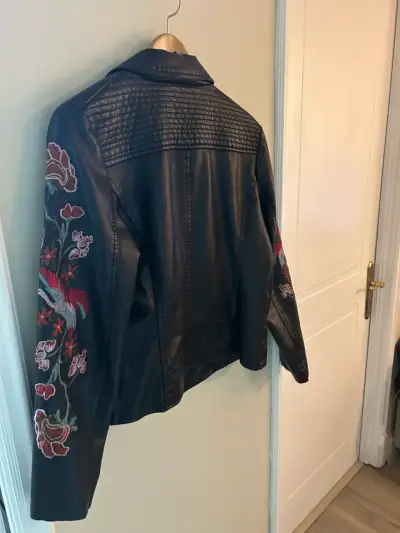 Chaqueta de cuero negra con bordados florales - miniatura 2