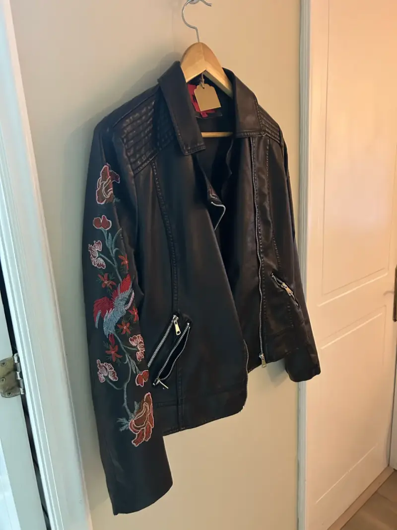 Chaqueta de cuero negra con bordados florales - 3