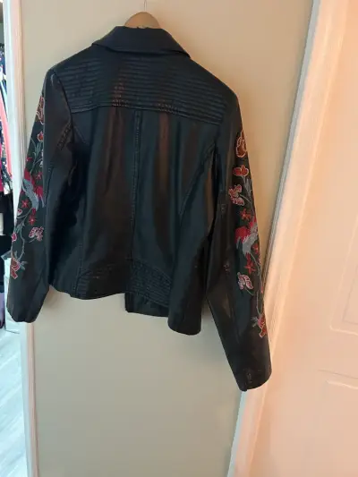 Chaqueta de cuero negra con bordados florales - miniatura 4