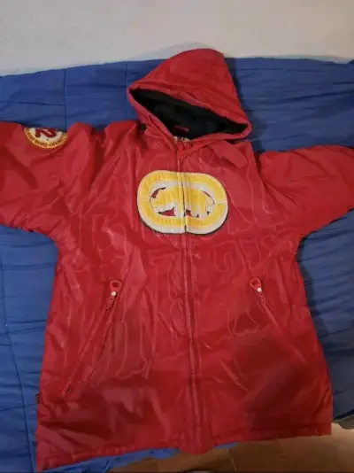 Chaqueta roja con capucha y logo bordado - miniatura 1