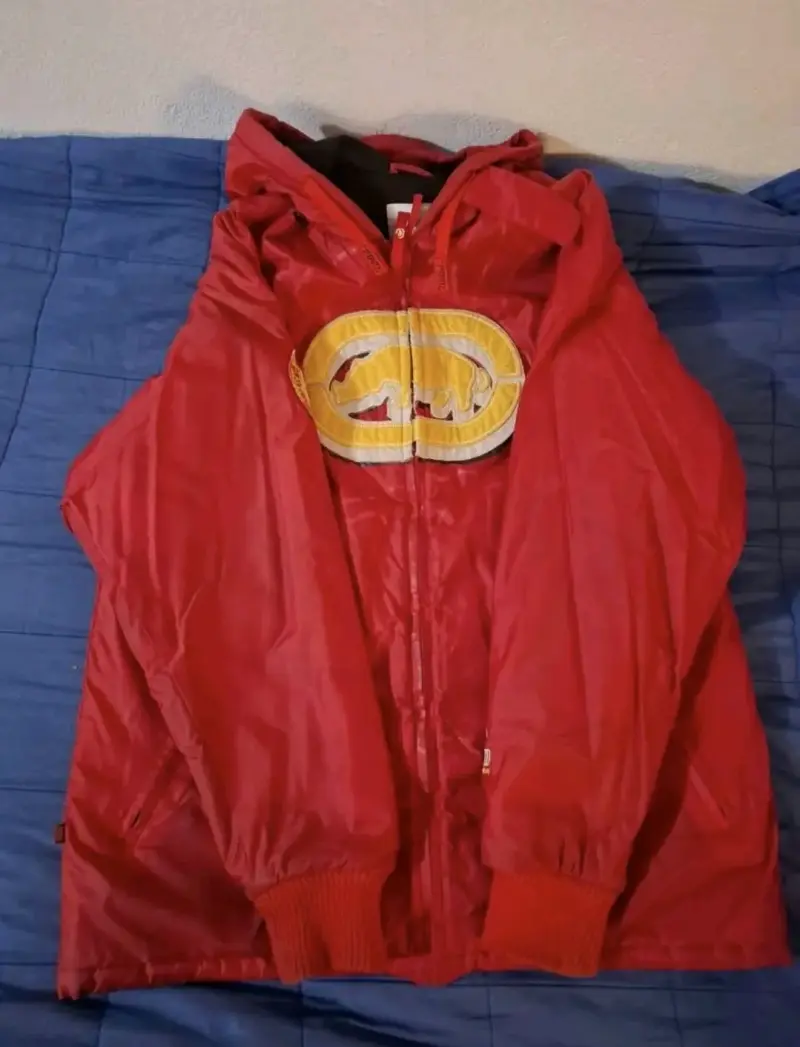 Chaqueta roja con capucha y logo bordado - 2