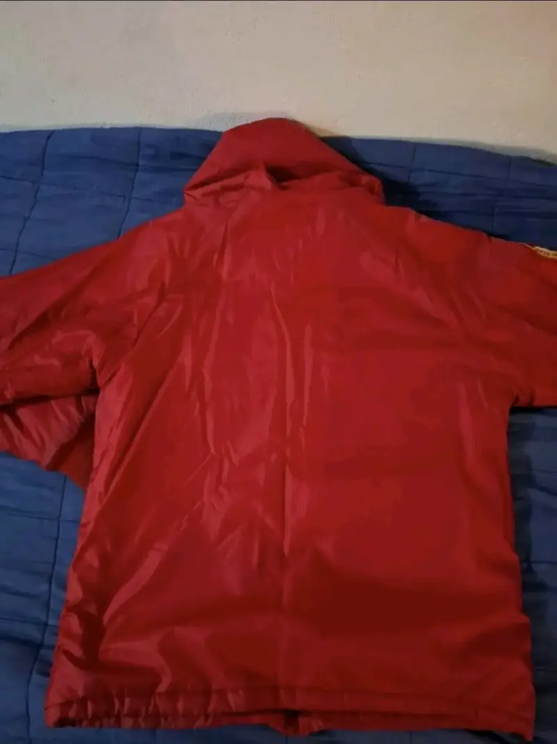 Chaqueta roja con capucha y logo bordado - 3