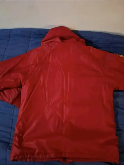 Chaqueta roja con capucha y logo bordado - miniatura 3