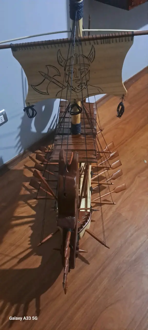 Modelo de barco vikingo artesanal en madera - 1