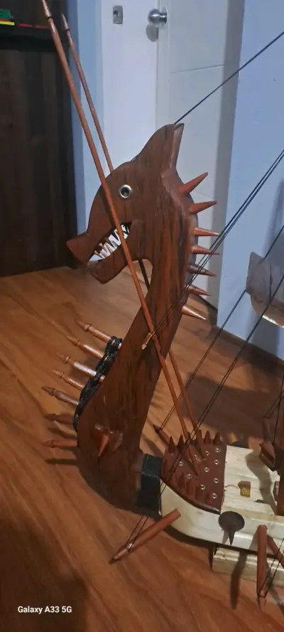 Modelo de barco vikingo artesanal en madera - miniatura 2