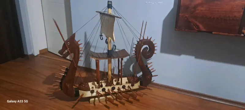 Modelo de barco vikingo artesanal en madera - 3