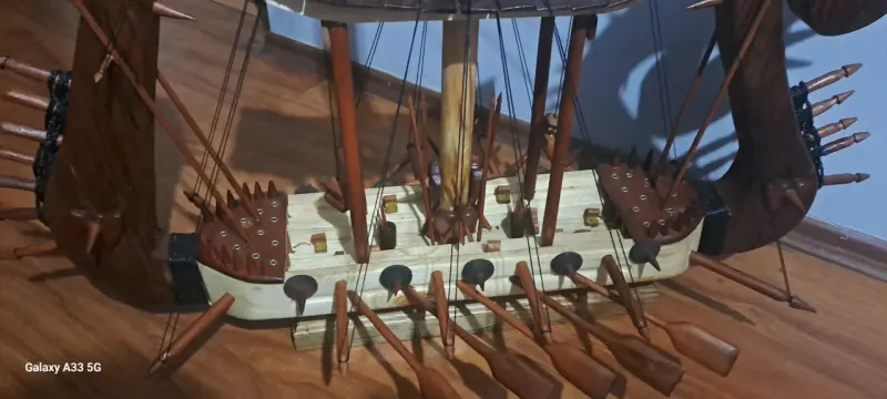 Modelo de barco vikingo artesanal en madera - 4