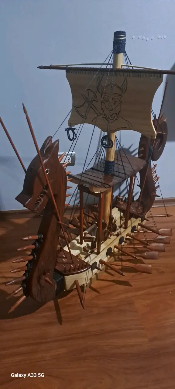 Modelo de barco vikingo artesanal en madera - 6