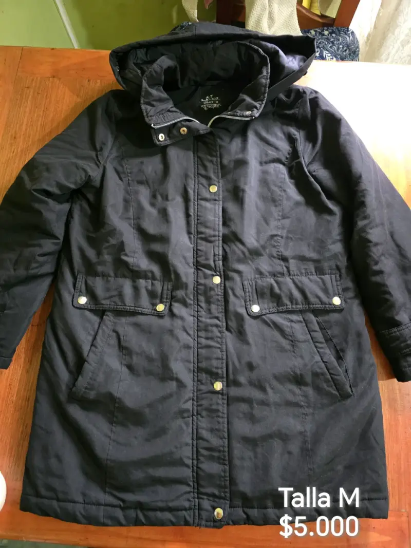 Abrigo negro con capucha talla M - 1
