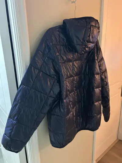 Chaqueta acolchada negra con capucha - miniatura 1