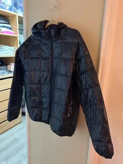 Chaqueta acolchada negra con capucha - miniatura 3
