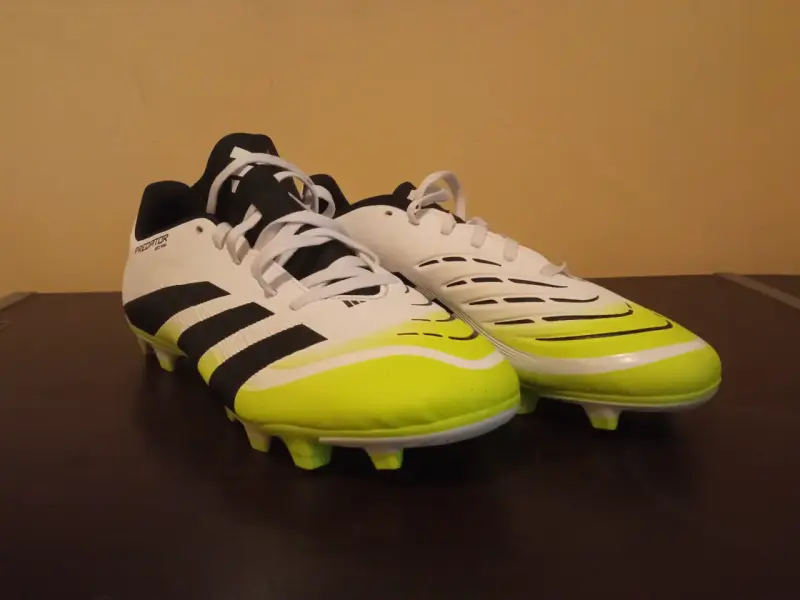 Botines de fútbol Adidas Predator blancos y negros - 1