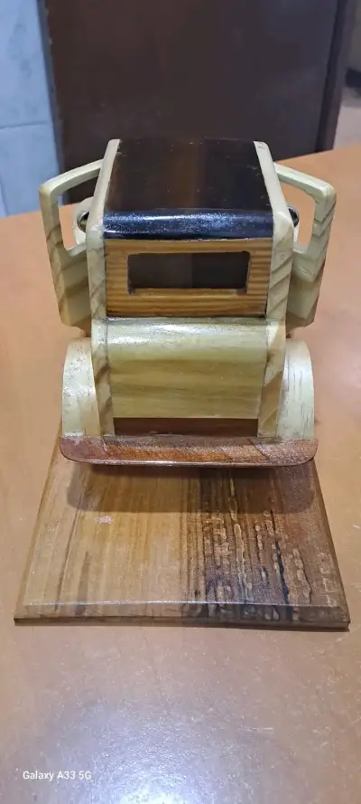 Camión de madera artesanal decorativo - miniatura 1