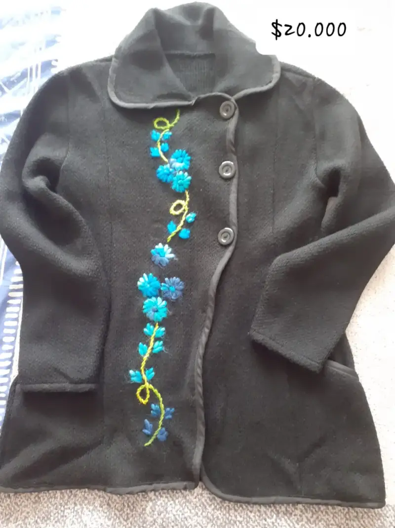 Abrigo de la Ligua negro con bordado floral azul