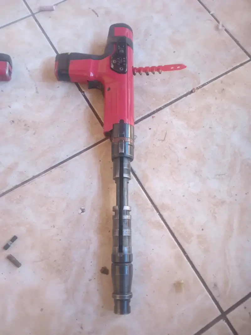 Pistola de clavos Hilti roja usada