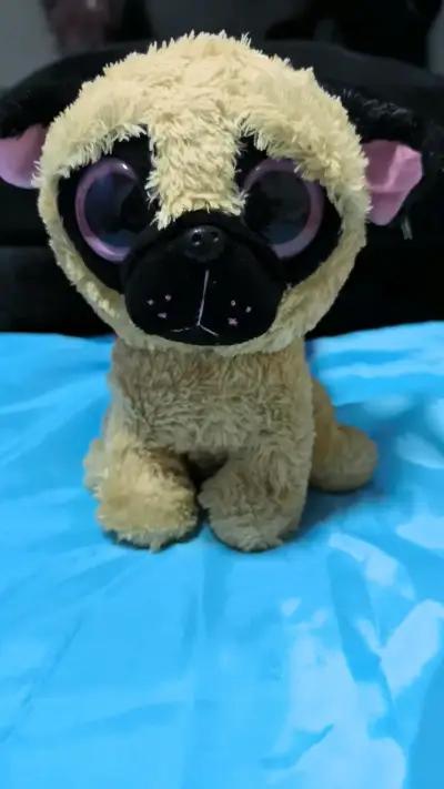Peluche de perro pug con ojos grandes - miniatura 1