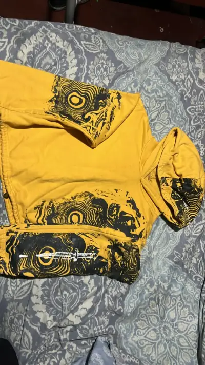 Polerón amarillo con diseño gráfico - miniatura 1