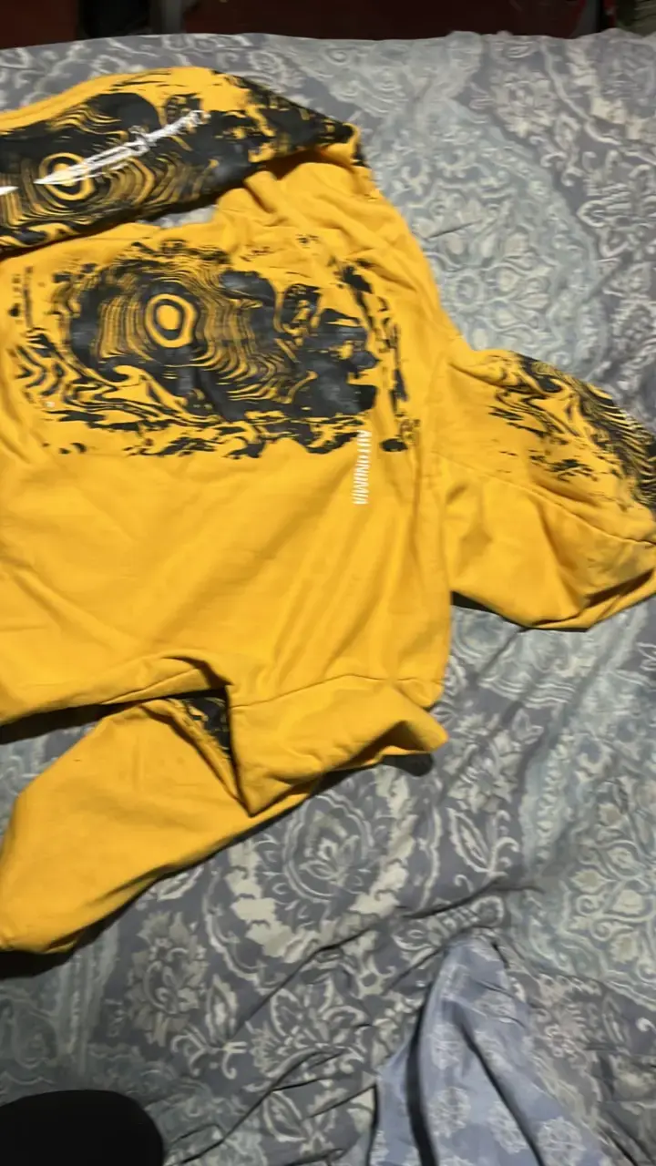 Polerón amarillo con diseño gráfico - 2