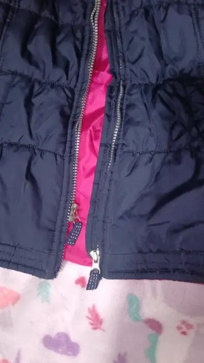 Chaqueta acolchada azul para niña - miniatura 2