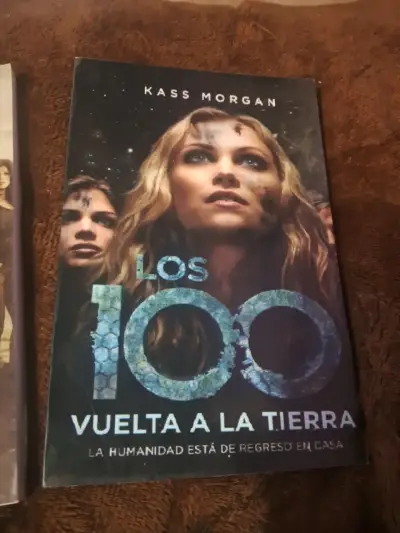 Libro 'Los 100: Vuelta a la Tierra' de Kass Morgan - miniatura 1