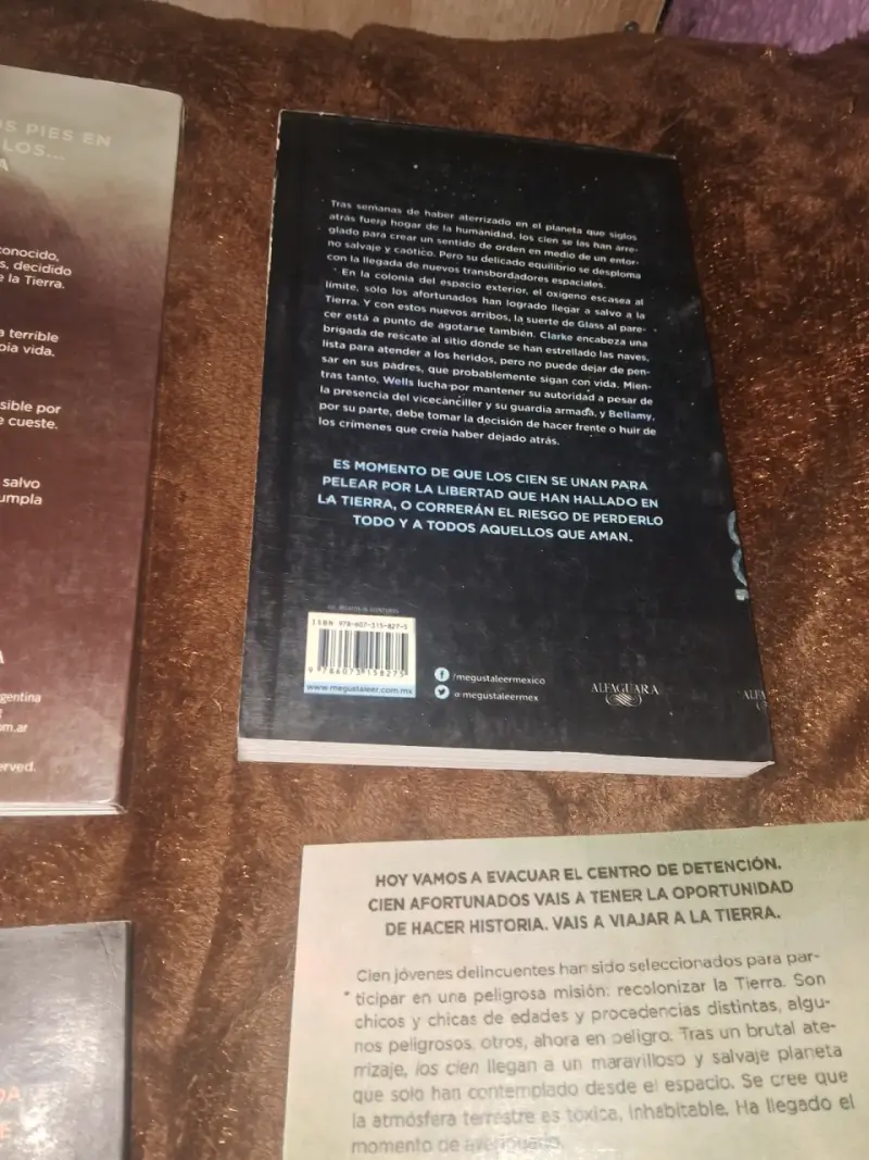 Libro 'Los 100: Vuelta a la Tierra' de Kass Morgan - 2