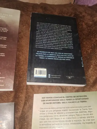Libro 'Los 100: Vuelta a la Tierra' de Kass Morgan - miniatura 2