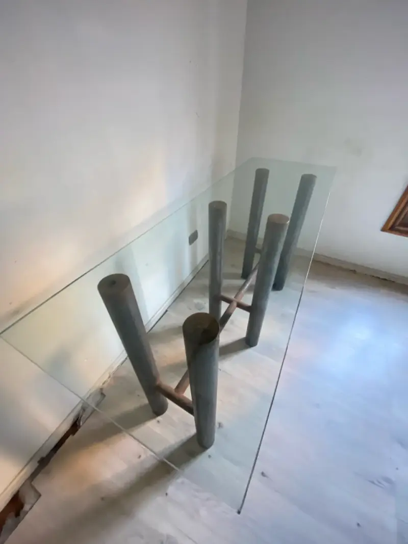 Mesa de vidrio con base metálica moderna - 2
