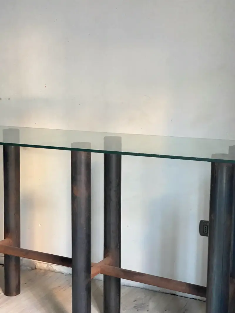 Mesa de vidrio con base metálica moderna - 3
