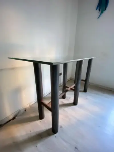 Mesa de vidrio con base metálica moderna - miniatura 6