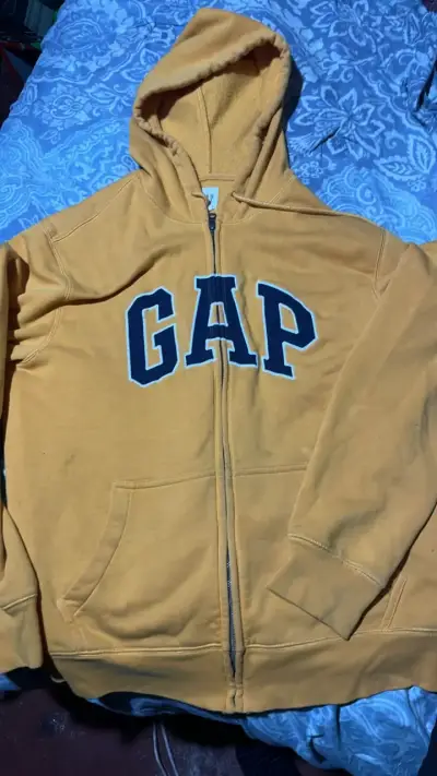 Polerón con capucha GAP amarillo - miniatura 1