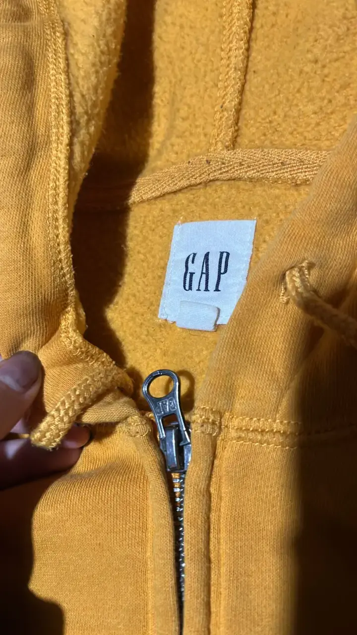Polerón con capucha GAP amarillo - 2