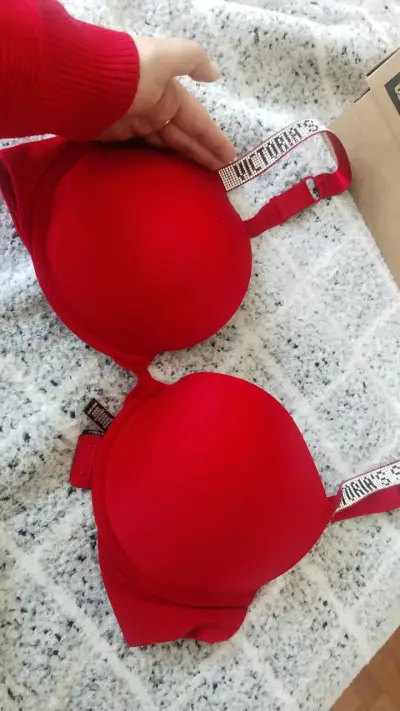 Sostén rojo con tirantes brillantes - miniatura 1